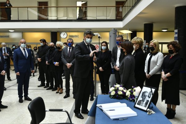 Andrej Plenković upisao se u knjigu žalosti za Milana Bandića