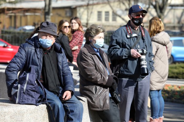 Zagreb: Građani na videozidu ispred HNK prate komemoraciju za Milana Bandića