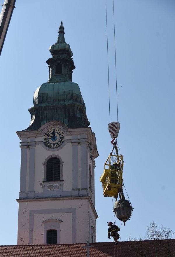 Karlovac: Skinut križ s tornja crkve Presvetog Trojstva