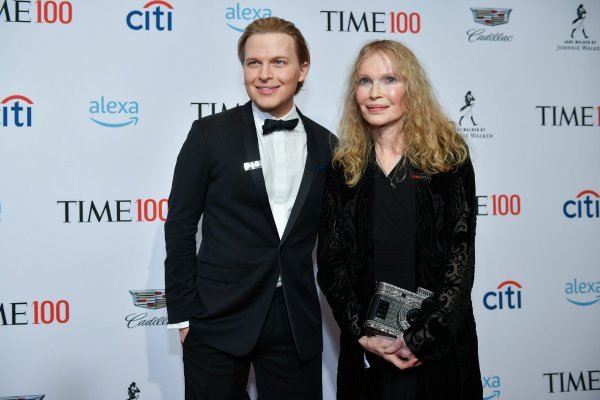 Mia i Ronan Farrow