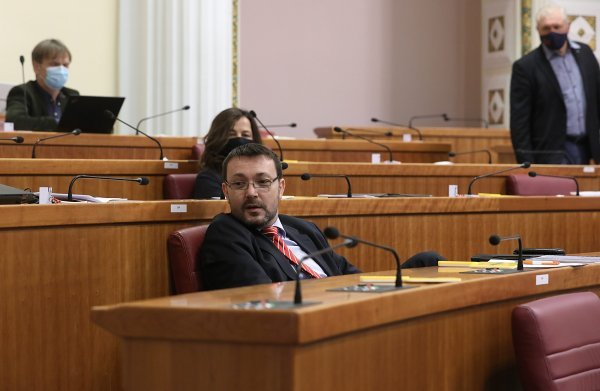 Arsen Bauk bez maske