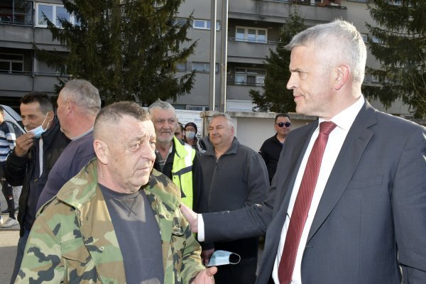 Nezadovoljni stanovnici Petrinje verbalno napali gradonačelnika Darinka Dumbovića