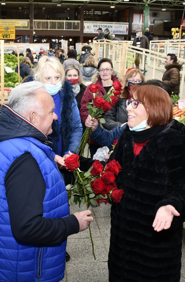 Petrinjski gradonačelnik Darinko Dumbović dijelio ruže