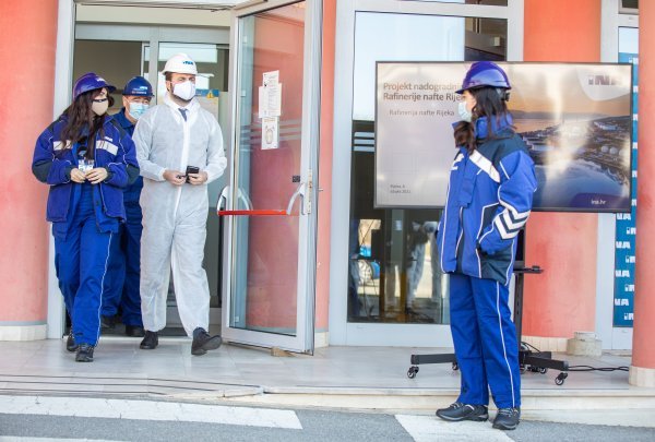 Ministar gospodarstva Tomislav Ćorić obišao je radove na postrojenju za obradu teških ostataka u rafineriji Rijeka.