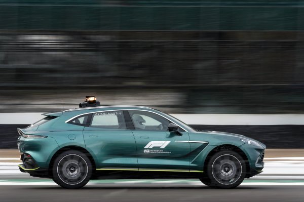 Aston Martin DBX je službeni medicinski automobil Formule 1