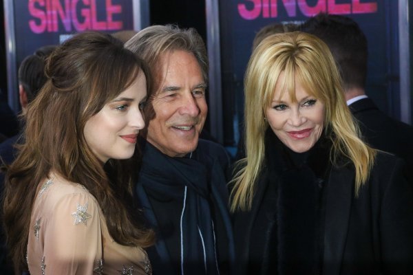 Roditelji s Dakotom na premijeri nejnog filma 'Kako biti solo' (2016.)