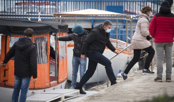 Omiš: Prijevoz putnika brodicama nakon zatvaranja ceste Omiš-Gata