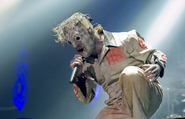 Američki heavy metal sastav Slipknot koristio se prostetičkom šminkom još 1990-ih godina