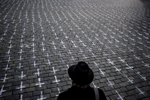 25 tisuća križeva na Staromestkim namestima u Pragu u znak sjećanja na 25 tisuća osoba preminulih s koronavirusom