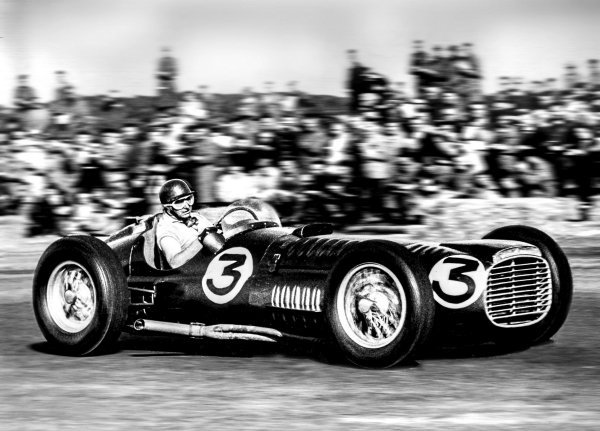 Juan Manuel Fangio u BRM P15 V16 na Silverstoneu 1953.