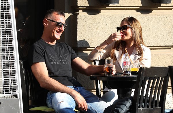 Stipe Drviš u društvu atraktivne brinete na Cvjetnom trgu