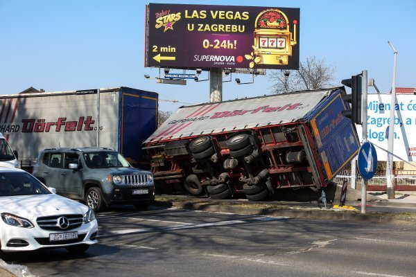 U Buzinu se prevrnuo kamion s prikolicom