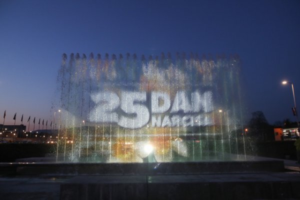 Zagreb: Fontane na Sveučilišnoj livadi osvjetljene povodom Dana narcisa