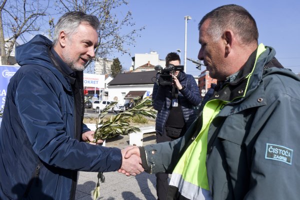 Miroslav Škoro dijelio maslinove grančice na Trešnjevačkom trgu