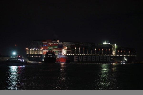 Zaglavljeni kontejnerski brod u Sueskom kanalu konačno se pomaknuo