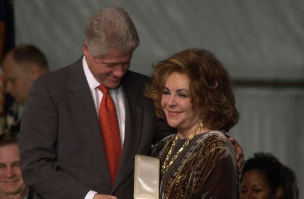 Predsjednik Bill Clinton uručio je 2001. Elizabeth Taylor medalju koja se dodjeljuje američkim građanima za uzorna djela u službi SAD-a