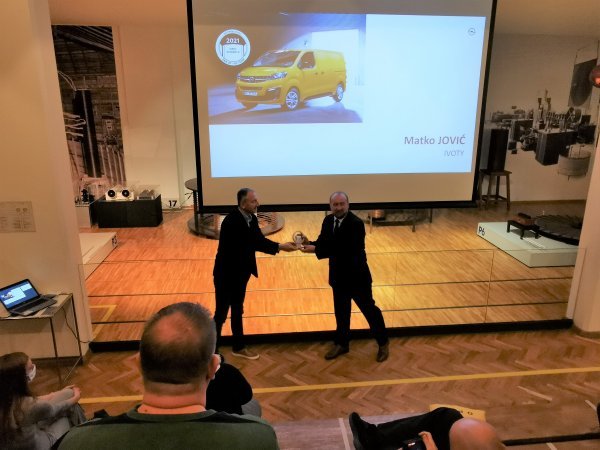 Opel Vivaro-e: uručenje nagrade za Međunarodno dostavno vozilo za 2021. (Matko Jović lijevo, Damir Domitran desno)