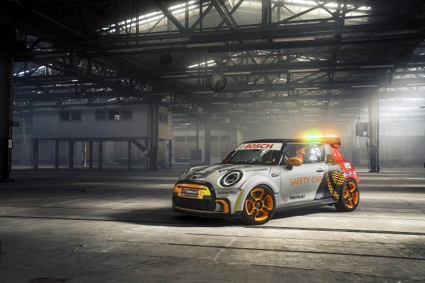 Mini Electric Pacesetter inspiriran JCW-om