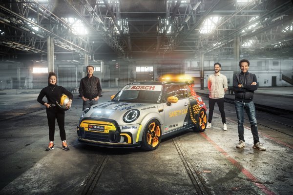 Mini Electric Pacesetter inspiriran JCW-om