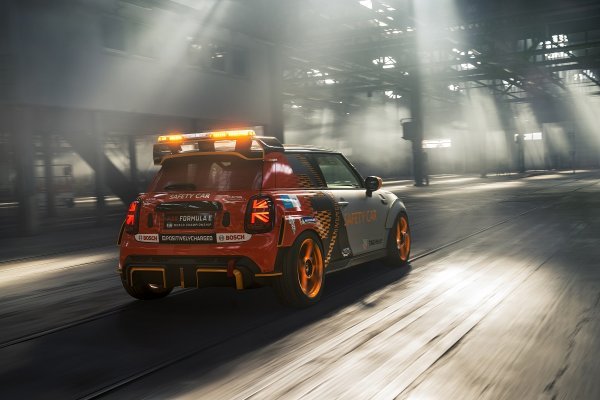 Mini Electric Pacesetter inspiriran JCW-om