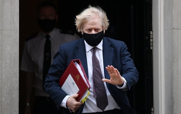 Vlada Borisa Johnsona probno će uvesti sustav covid certifikata