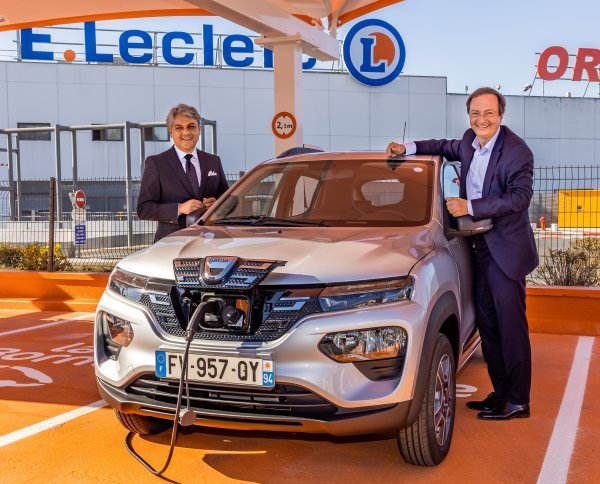 Potpuno električna Dacia Spring kreće na tržište: Luca de Meo, glavni direktori Grupe Renault (lijevo) i Michel-Edouard Leclerc, predsjednik strateškog odbora Centara E.Leclerc