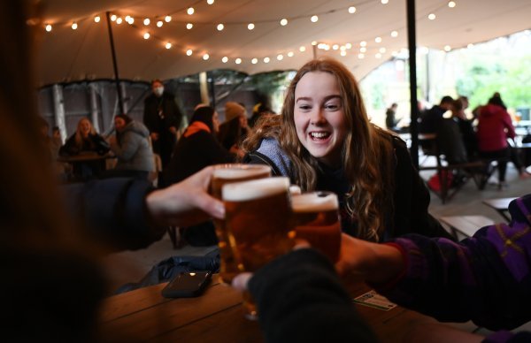 Engleska se otvara nakon tri mjeseca karantene