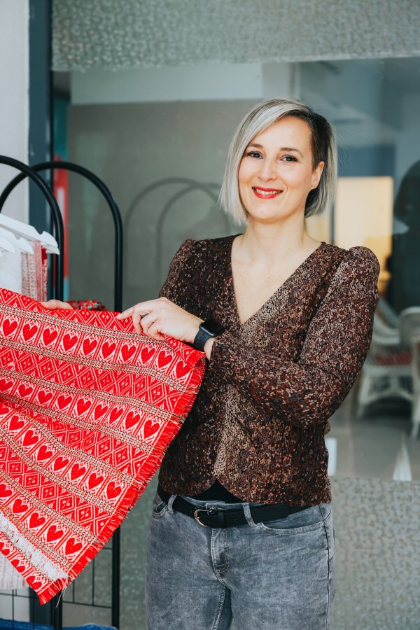 Ivana Hađina vlasnica je Etno motiva, male obiteljske tvrtke koja se bavi proizvodnjom tkanina s tradicijskim motivima