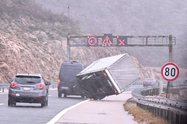 Snijeg i vjetar na autocesti A1