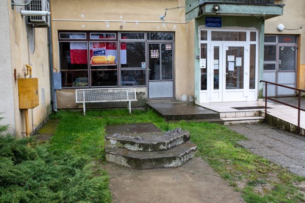 Dvojica muškaraca traktorom srušili partizanski spomenik u Komletincima