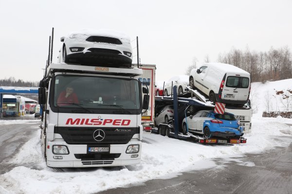 Zarobljeni kamioni čekaju da se otvore ceste prema moru (2)