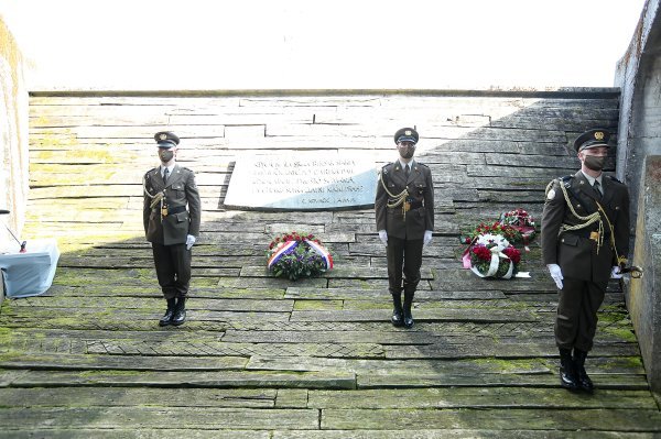 Andrej Plenković položio vijenac u Jasenovcu