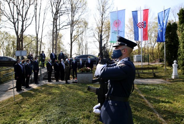 Andrej Plenković uz Veljka Kajtazija posjetio Romski Memorijalni centar Uštica
