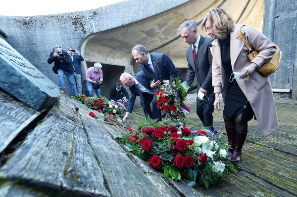 Milorad Pupovac i izaslanstvo manjina odali počast stradalima u Jasenovcu