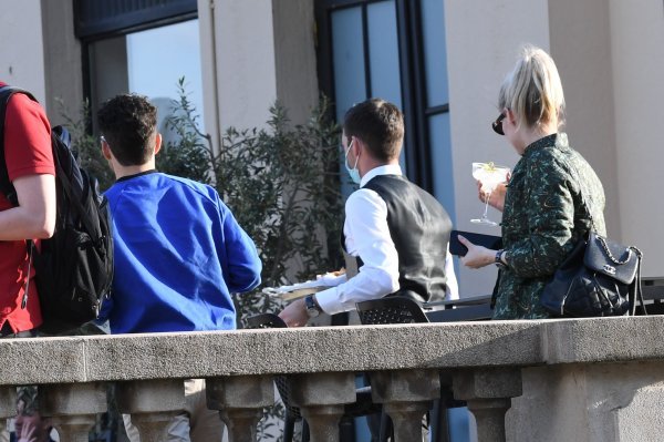 Rami Malek na terasi hotela Esplanada uživa u društvu djevojke Lucy Boynton