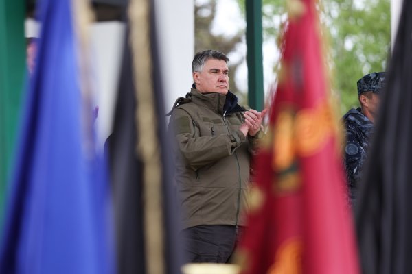 Predsjednik Milanović i ministar Banožić u Kninu na dodjeli crvenih beretki