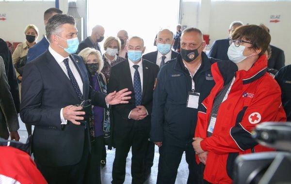 Andrej Plenković obišao paviljon na Velesajmu gdje se provodi masovno cijepljenje