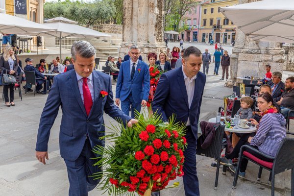 Pula: SDP i IDS polaganjem vijenca obilježili Međunarodni praznik rada