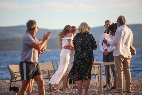 Vjenčanje njemačkih turista u kolovozu 2020. na plaži Zlatni rat u Bolu