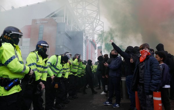 Manchester, protest navijača Uniteda uoči utakmice s Liverpoolom, 13.5.2021.