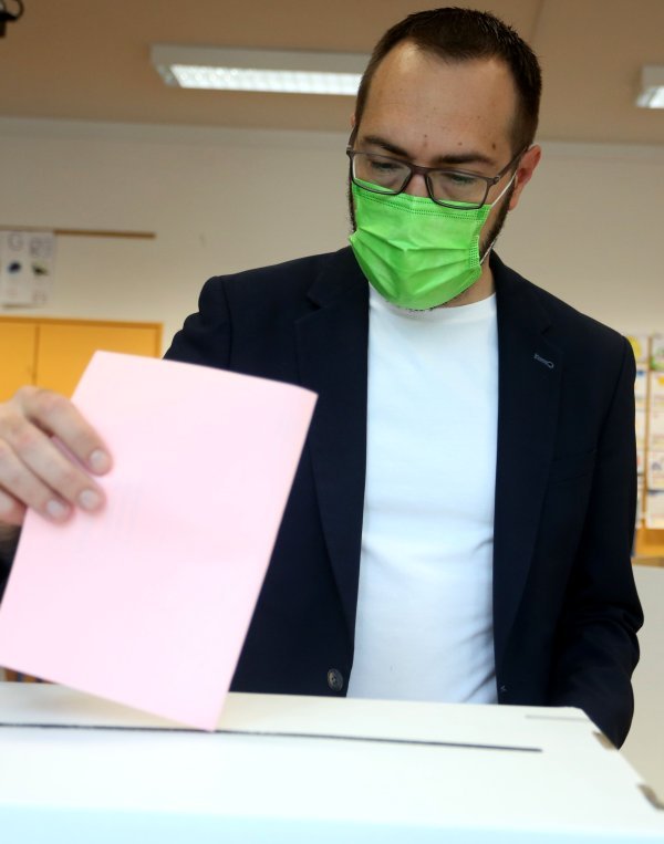 Tomislav Tomašević na biralištu