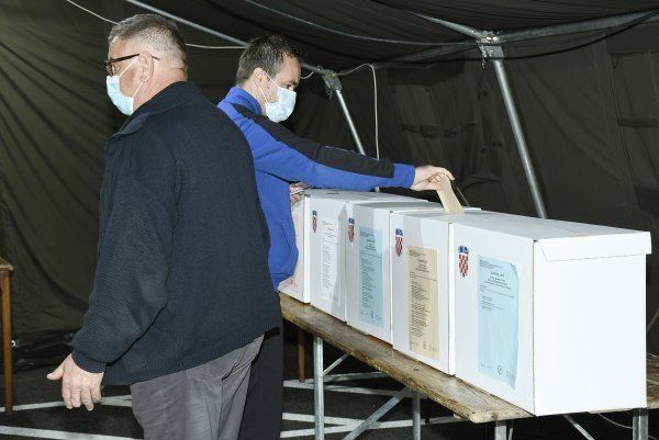 Glasovanje na lokalnim izborima u Petrinji organizirano u šatorima