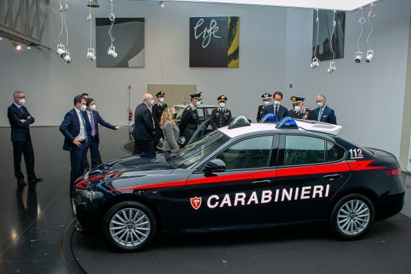 Talijanski karabinjeri voze Alfa Romeo Giuliju Radiomobile 2.0 turbo