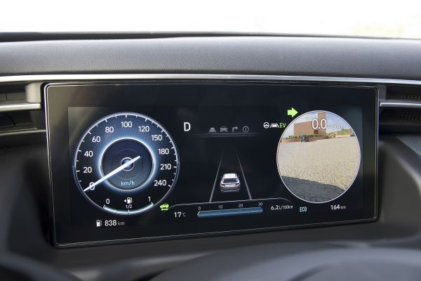 Hyundai Tucson 1.6 T-GDi 180 7DCT 4WD 48V Premium Plus - BVM (Blind-Spot View Monitor) - prikaz vozila u mrtvom kutu na ekranu na instrument ploči