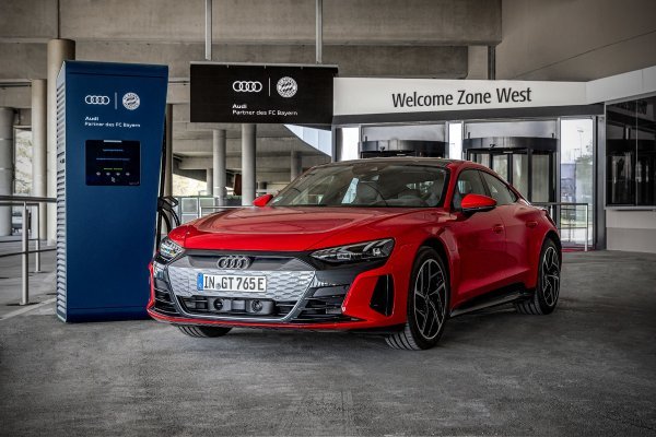 Audi e-tron GT na stanici za punjenje strujom na Allianz Areni u Münchenu