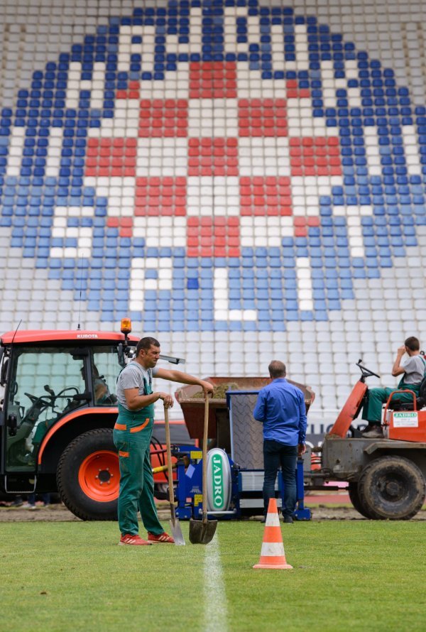Uređenje travnjaka Hajdukova stadiona na Poljudu