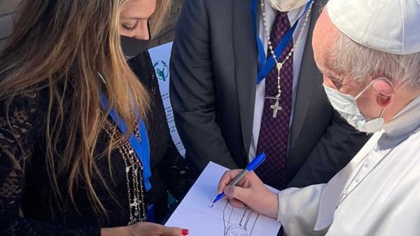 Fisker Ocean će biti prvi potpuno električni papamobil - potpis pape Franje na skicu budućeg papamobila