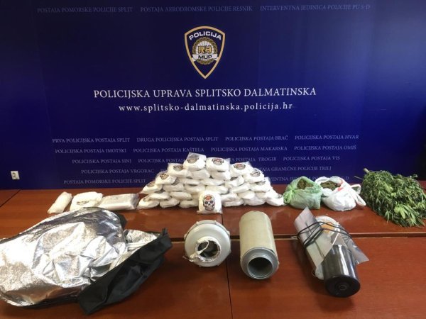 U Splitu i okolici trojica pala s hrpom speeda: Jedan pokušao pobjeći, žena mu se drogirala u stanu