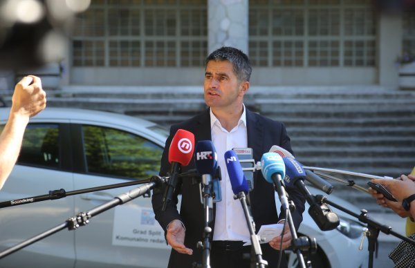 Split: Izvandredna press konferencija Vice Mihanovića ispred Banovine