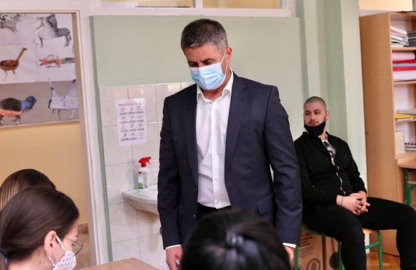 Vice Mihanović glasovao u društvu supruge